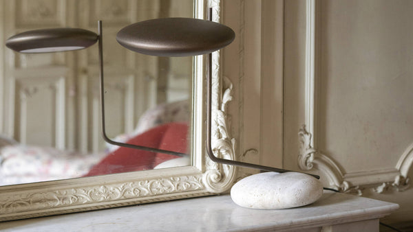 Tilda w aranżacji sypialni, lampa przy lustrze, naturalne światło