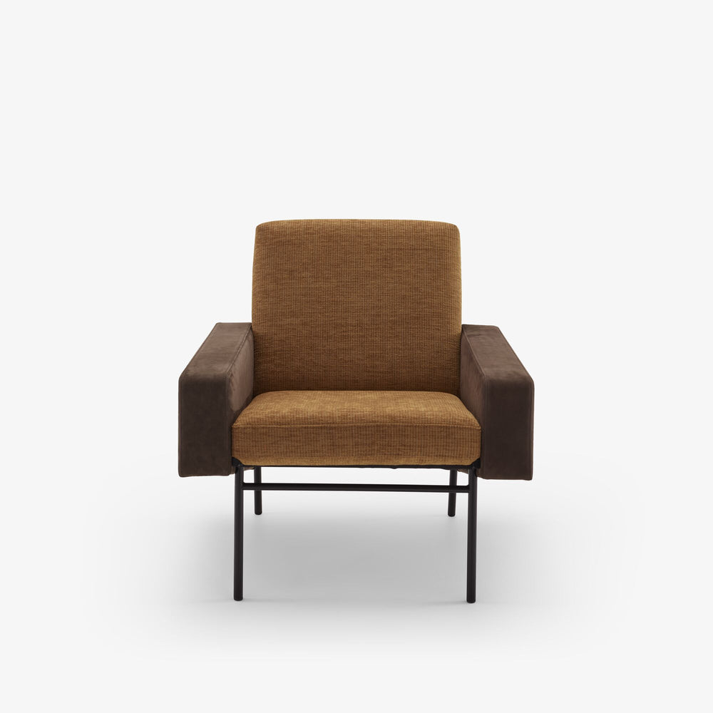 Fotel G10 — Ligne Roset, tapicerka w tkaninie caramel, podłokietniki tapicerowane, widok z przodu