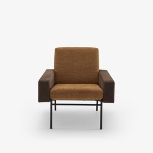 Fotel G10 — Ligne Roset, tapicerka w tkaninie caramel, podłokietniki tapicerowane, widok z przodu