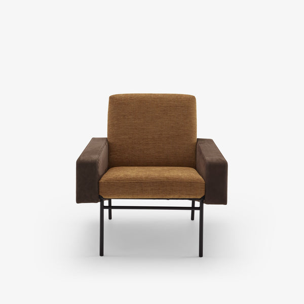 Fotel G10 — Ligne Roset, tapicerka w tkaninie caramel, podłokietniki tapicerowane, widok z przodu
