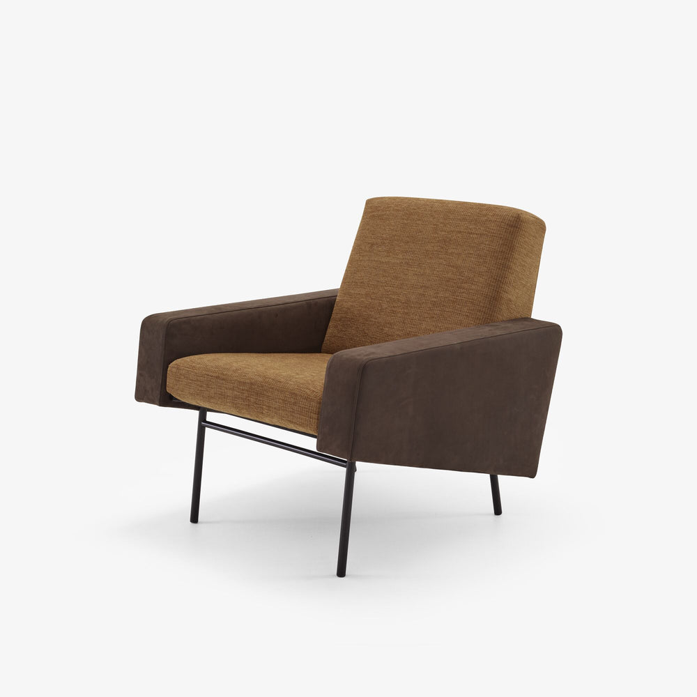 Fotel G10 — Ligne Roset, tapicerka w tkaninie caramel, podłokietniki tapicerowane, widok z przodu