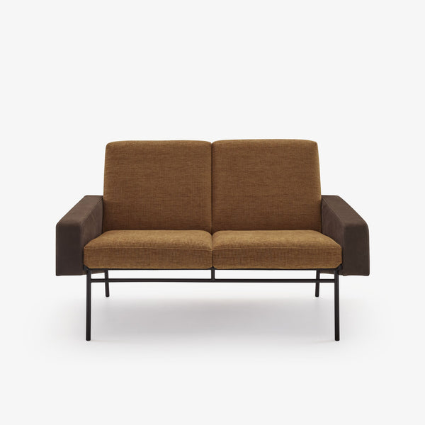 Sofa G10 — Ligne Roset, tapicerka dwukolorowa, podłokietniki tapicerowane, widok z przodu