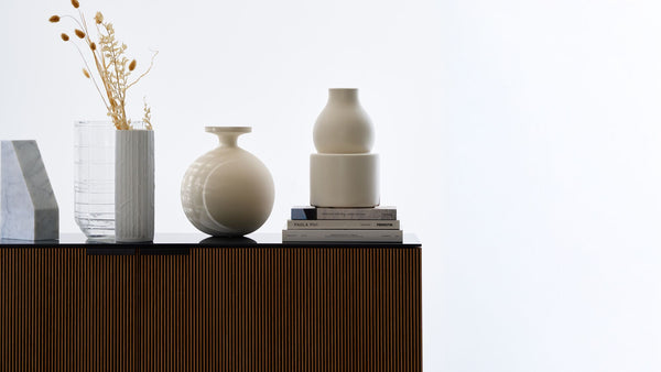 Bali — aranżacja na półce, kompozycja trzech wazonów ceramicznych w naturalnym świetle