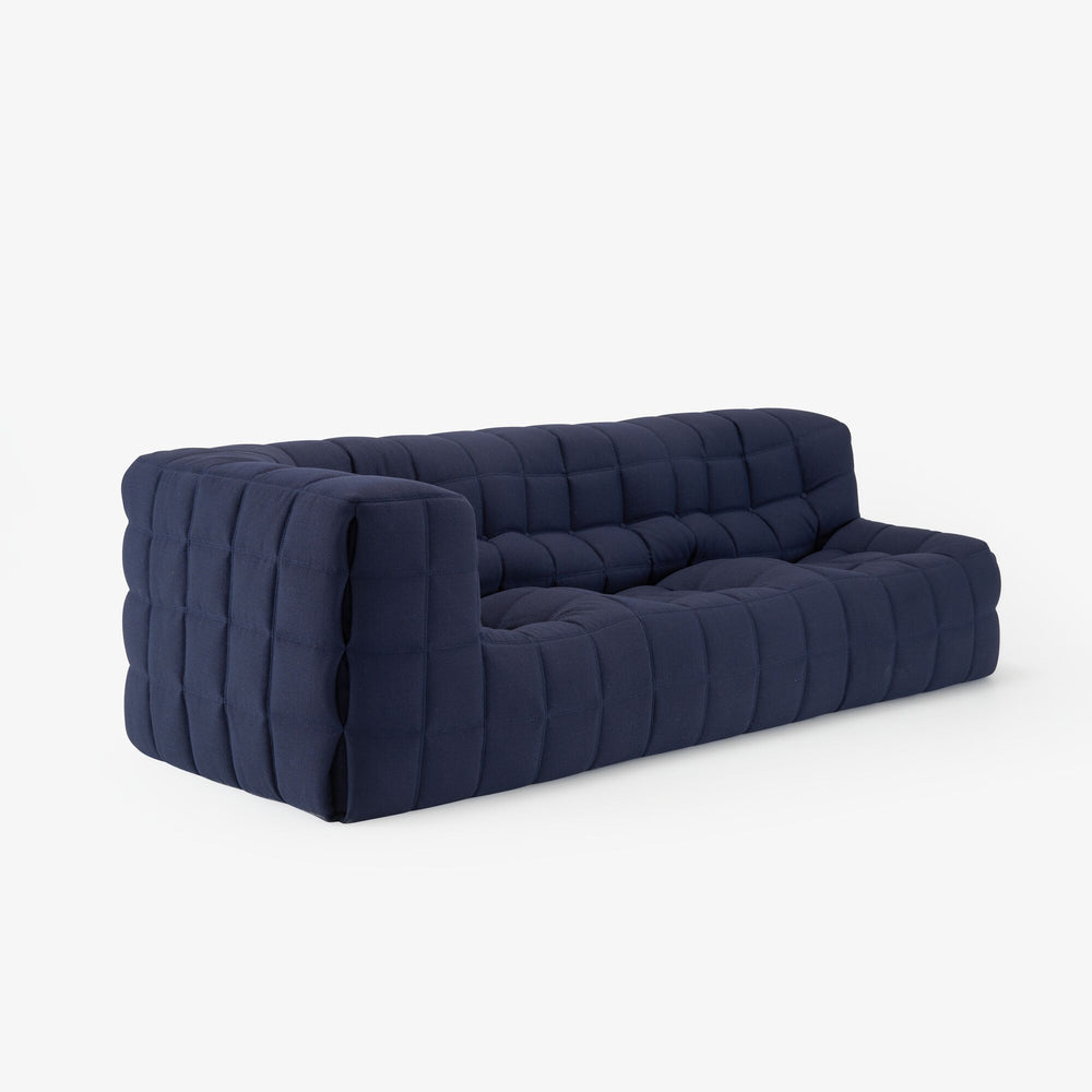 Sofa Kashima — Ligne Roset, tapicerka pikowana w kolorze granatowym, widok z przodu
