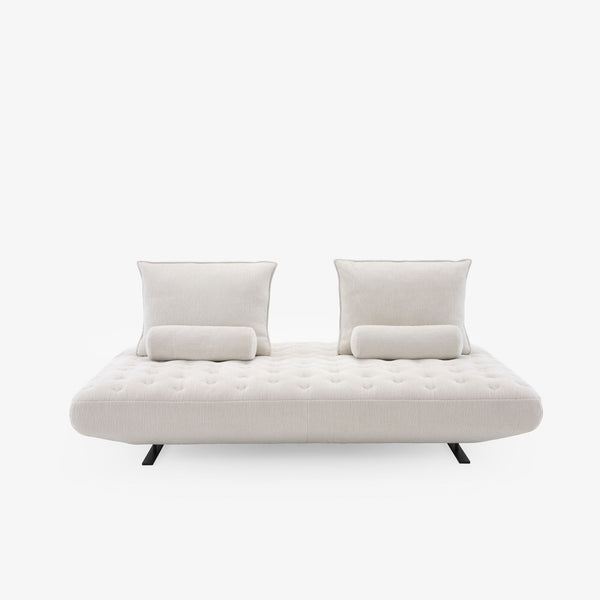 Sofa Prado 2 Medium — Ligne Roset, tapicerka jasna tkanina, widok z przodu