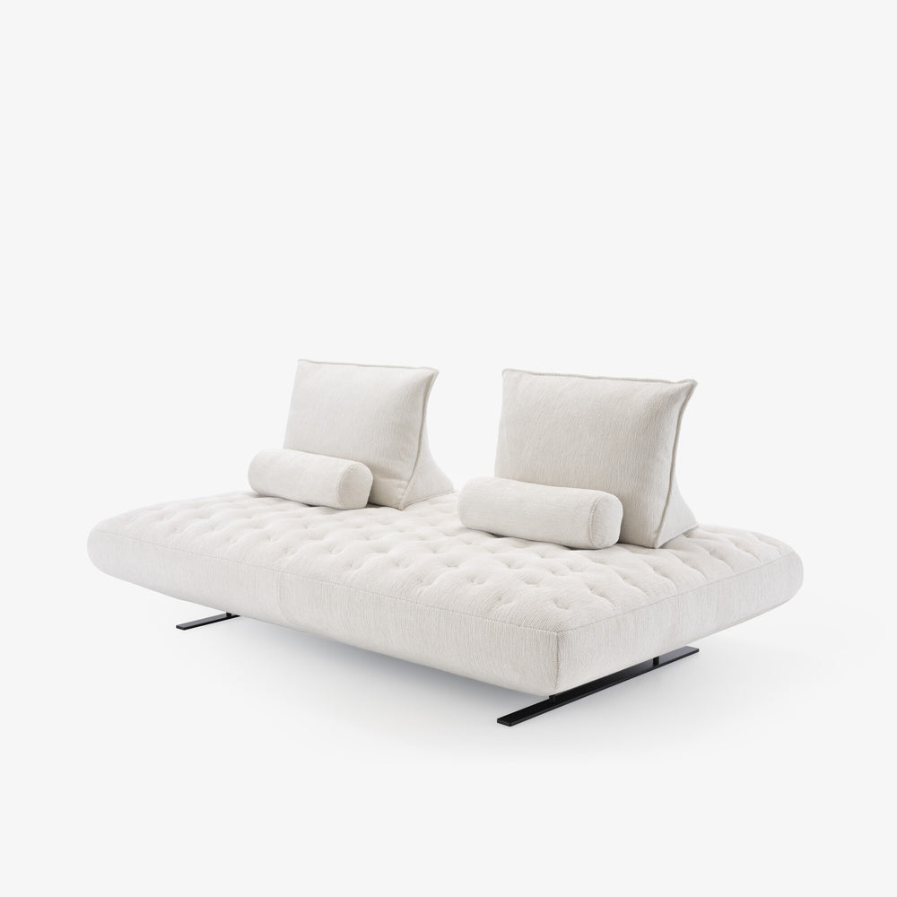 Sofa Prado 2 Medium — Ligne Roset, tapicerka jasna tkanina, widok z przodu