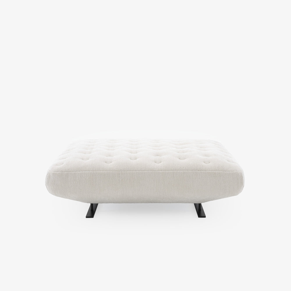 Podnóżek Prado 2 — Ligne Roset, tapicerka jasna tkanina, nogi metalowe czarne, widok z przodu