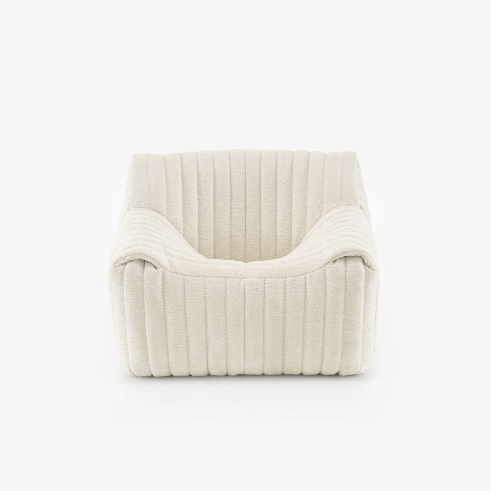 Fotel Sandra — Ligne Roset, tapicerka w tkaninie, pionowe przeszycia, widok z przodu