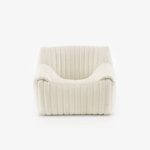 Fotel Sandra — Ligne Roset, tapicerka w tkaninie, pionowe przeszycia, widok z przodu