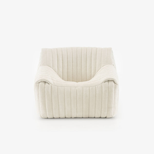 Fotel Sandra — Ligne Roset, tapicerka w tkaninie, pionowe przeszycia, widok z przodu