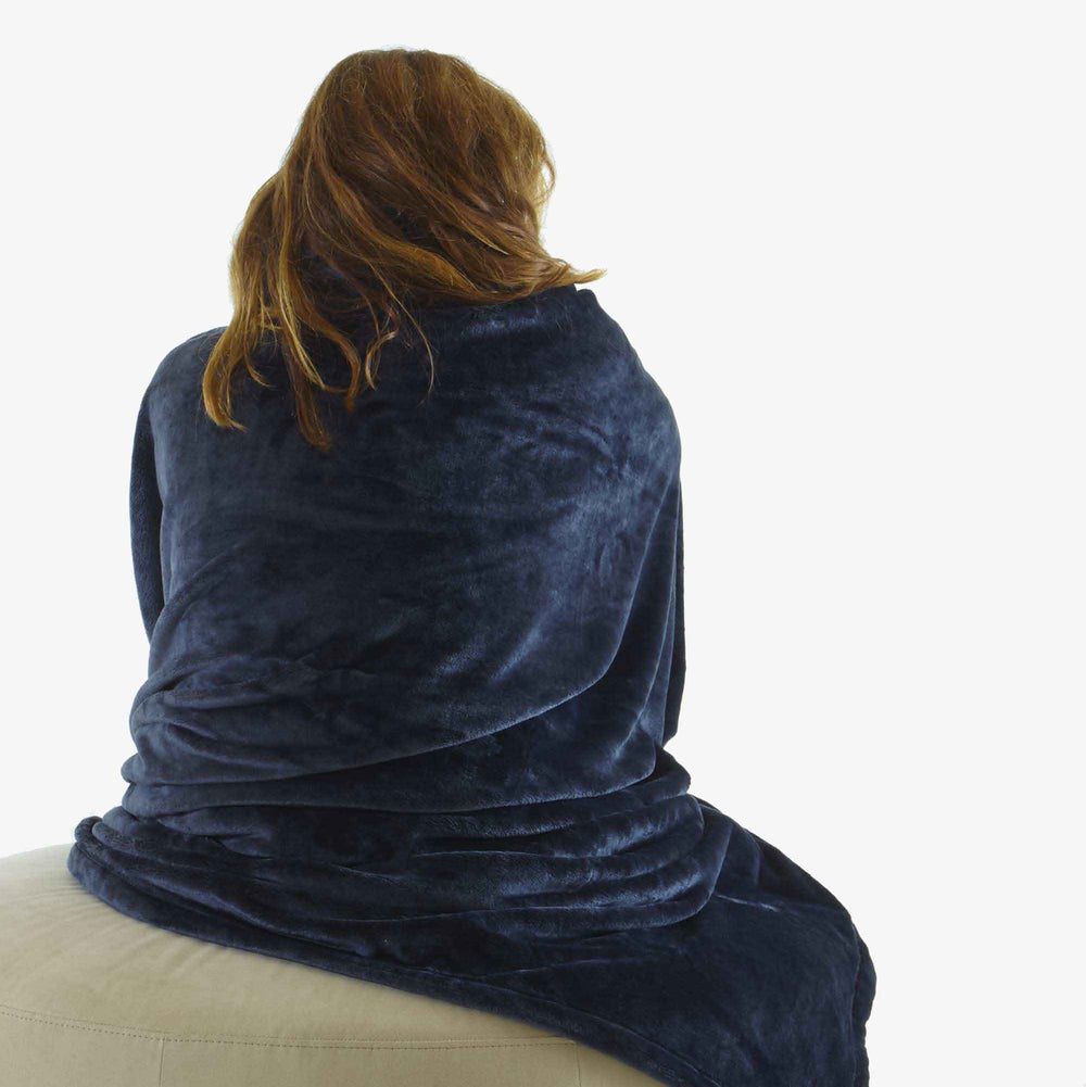 Koc Cent pour cent Chic — Ligne Roset, welur w kolorze granatowym, zawieszony na drewnianym drążku