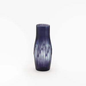 Wazon Purple Rain small — Ligne Roset, szkło w kolorze granatowym, widok z przodu