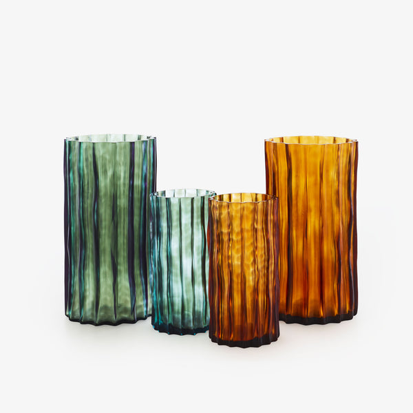 Ribbed — kolekcja wazonów w czterech wariantach kolorystycznych, żebrowana struktura
