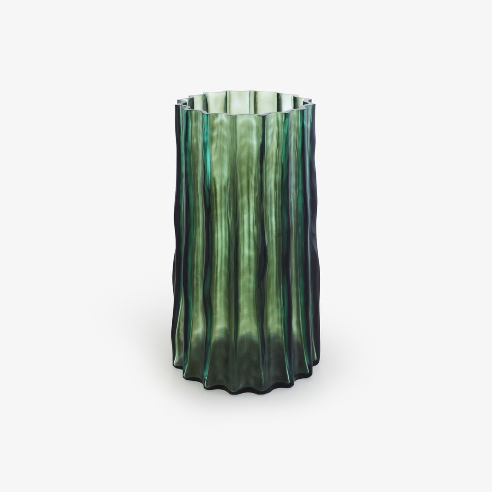 Wazon Ribbed — Ligne Roset, szkło zielone, pionowe żeberka, widok z przodu