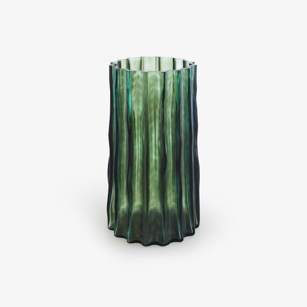 Wazon Ribbed — Ligne Roset, szkło zielone, pionowe żeberka, widok z przodu