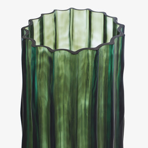 Ribbed — zbliżenie górnej krawędzi, falista forma szkła, przejście kolorów