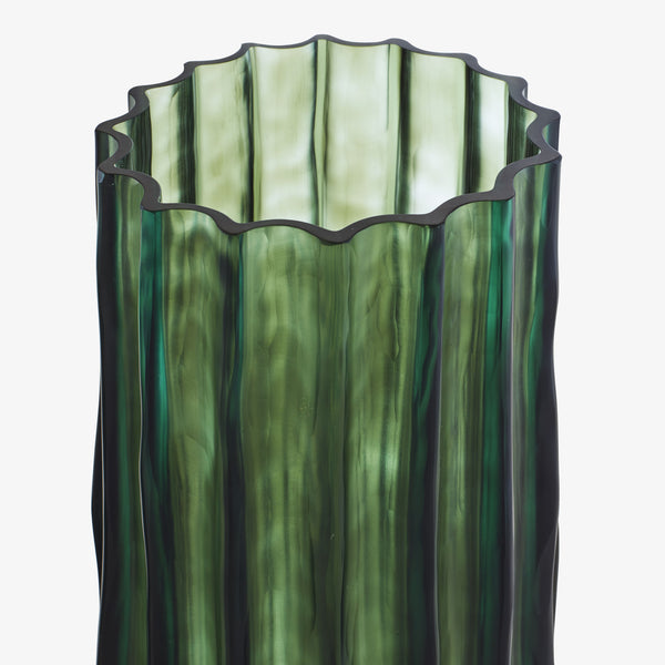 Ribbed — zbliżenie górnej krawędzi, falista forma szkła, przejście kolorów