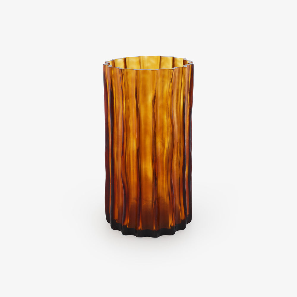 Wazon Ribbed large — Ligne Roset, szkło bursztynowe, pionowe żeberka, widok z przodu