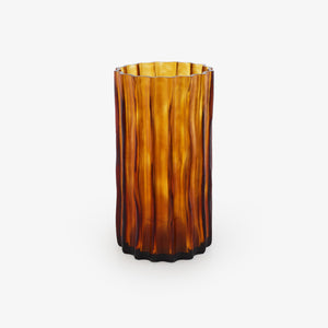 Wazon Ribbed large — Ligne Roset, szkło bursztynowe, pionowe żeberka, widok z przodu