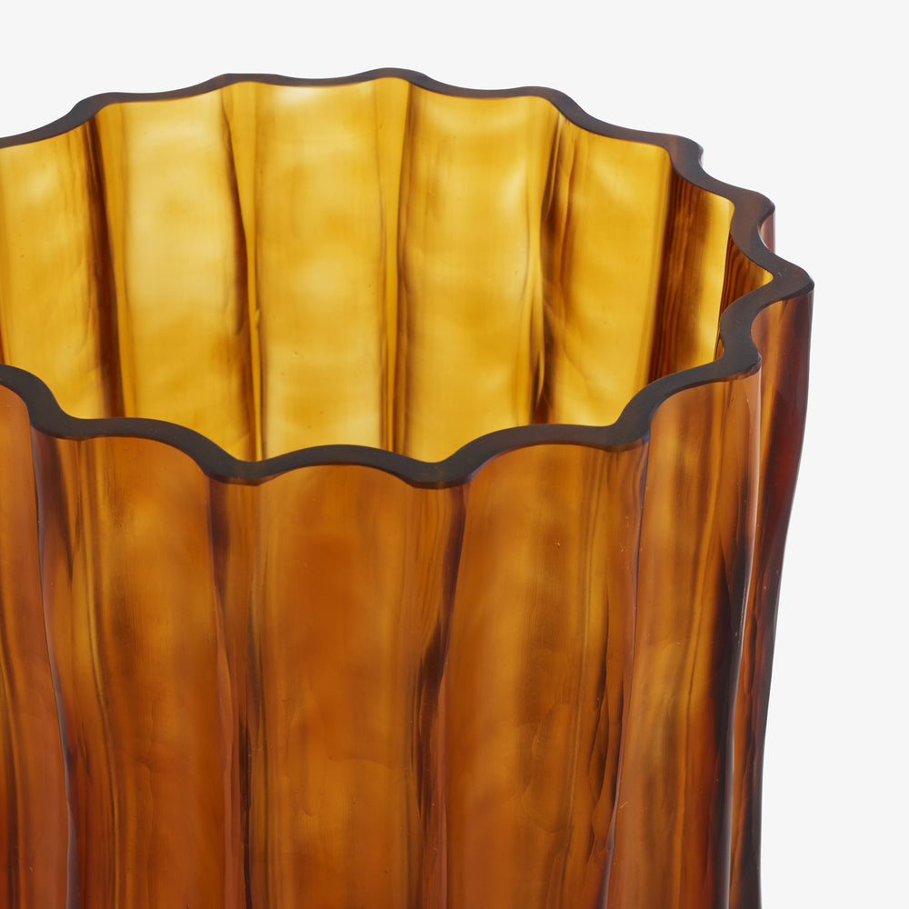 Wazon Ribbed large — Ligne Roset, szkło bursztynowe, pionowe żeberka, widok z przodu