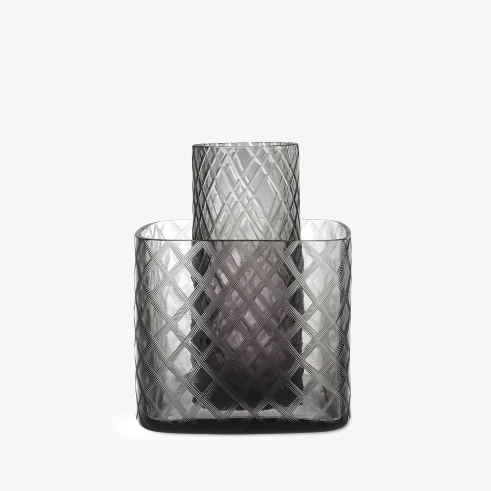 Wazon Odanlo — Ligne Roset, szkło dymione z geometrycznym wzorem, widok frontowy