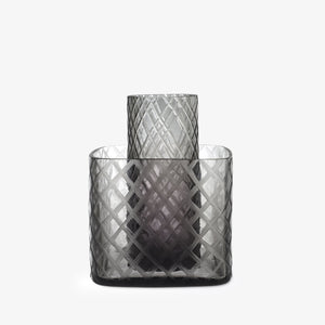 Wazon Odanlo — Ligne Roset, szkło dymione z geometrycznym wzorem, widok frontowy