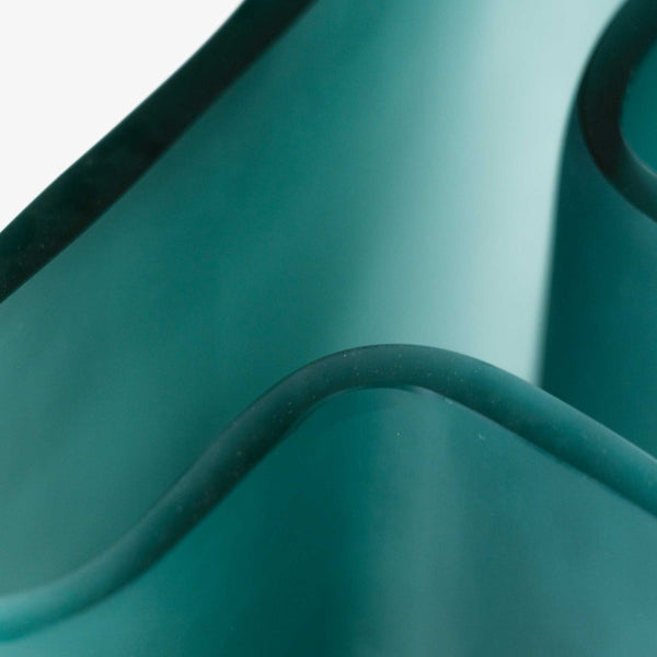 T grey blue large — zbliżenie na teksturę szkła i gradient barwy