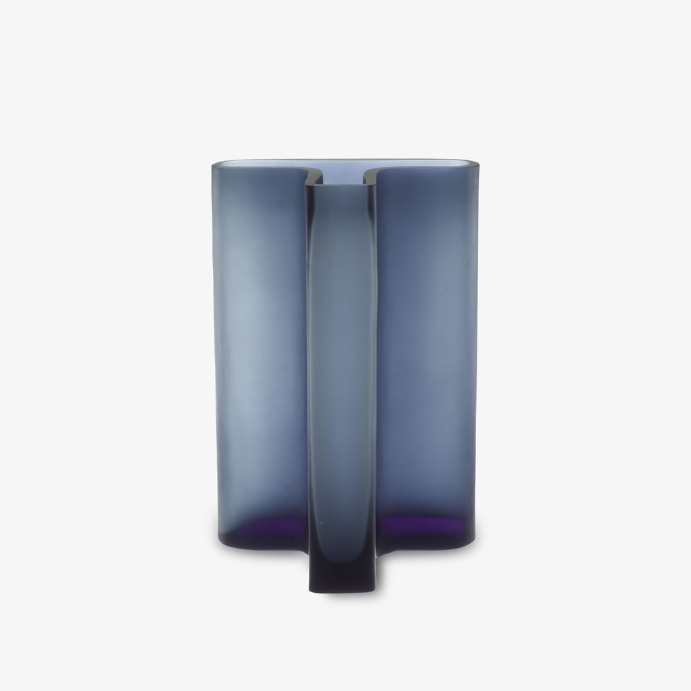 Wazon T — Ligne Roset, szkło indigo blue, widok z przodu
