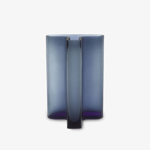 Wazon T — Ligne Roset, szkło indigo blue, widok z przodu
