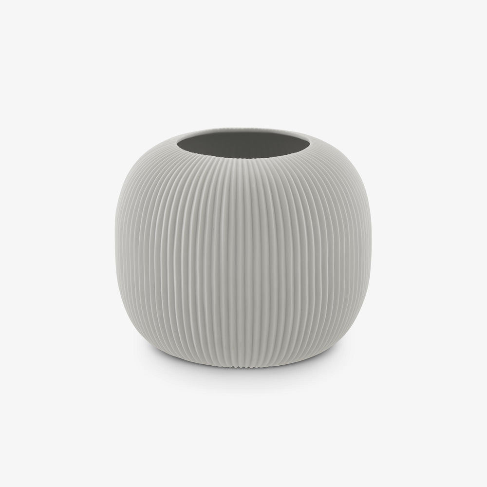 Wazon Plissé — Ligne Roset, ceramika z pionowymi żebrami, widok z przodu