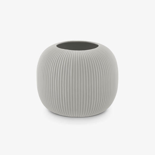 Wazon Plissé — Ligne Roset, ceramika z pionowymi żebrami, widok z przodu