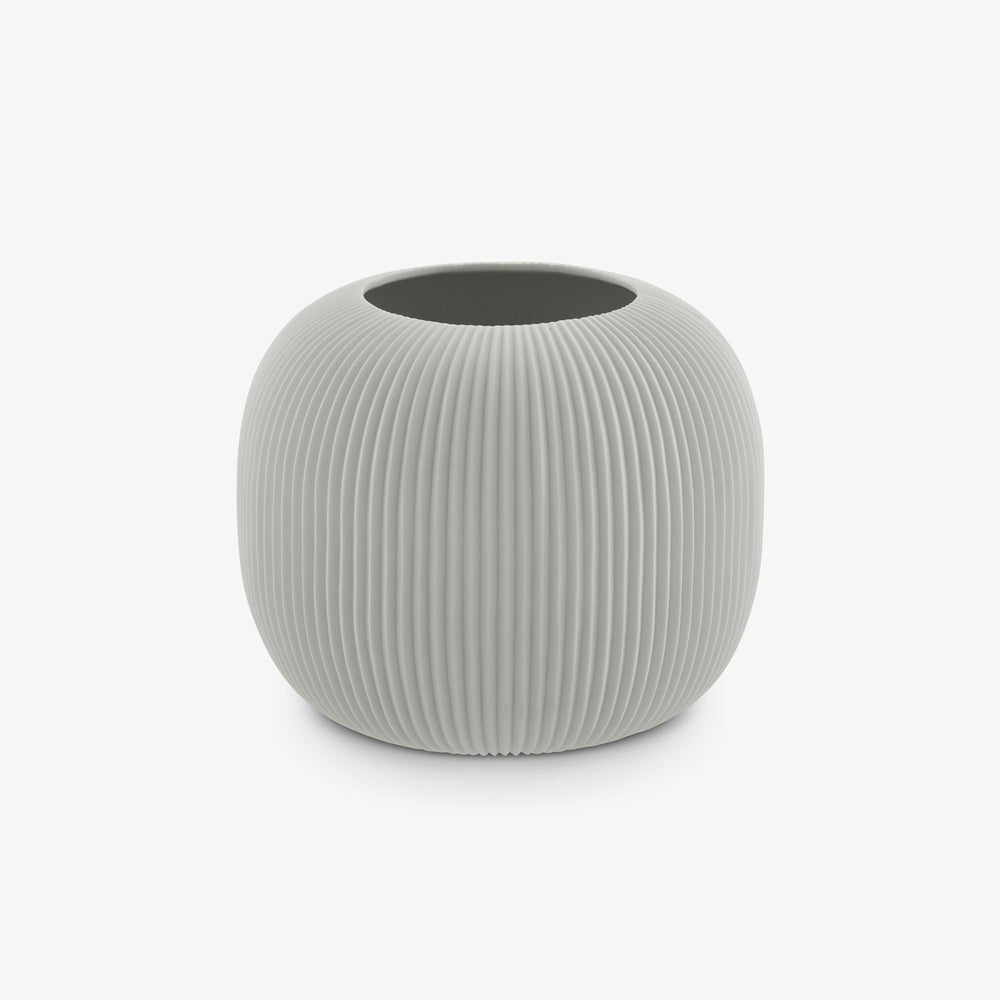 Wazon Plissé — Ligne Roset, ceramika z pionowymi żebrami, widok z przodu