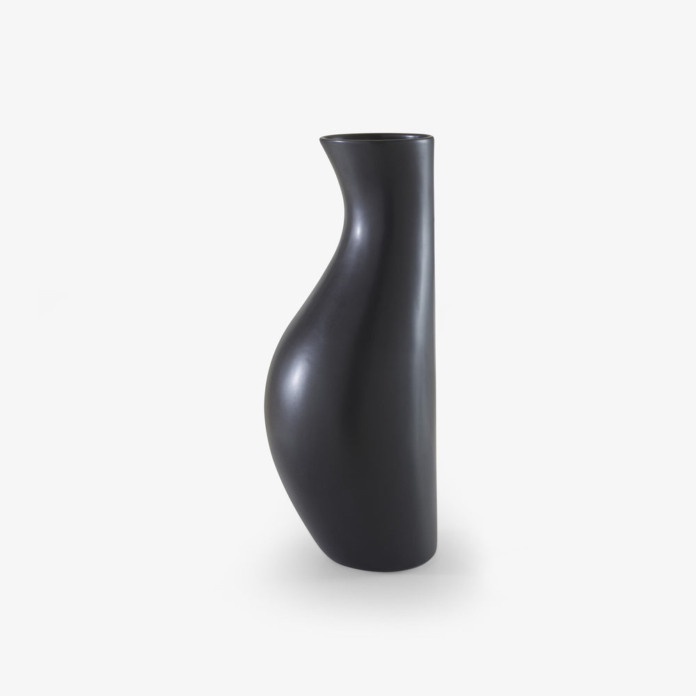 Wazon Hanbun — Ligne Roset, czarna ceramika, widok z boku, kształt organiczny