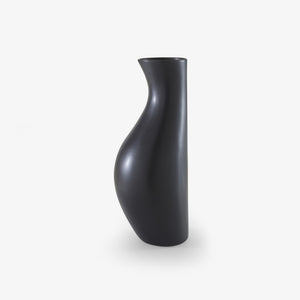 Wazon Hanbun — Ligne Roset, czarna ceramika, widok z boku, kształt organiczny