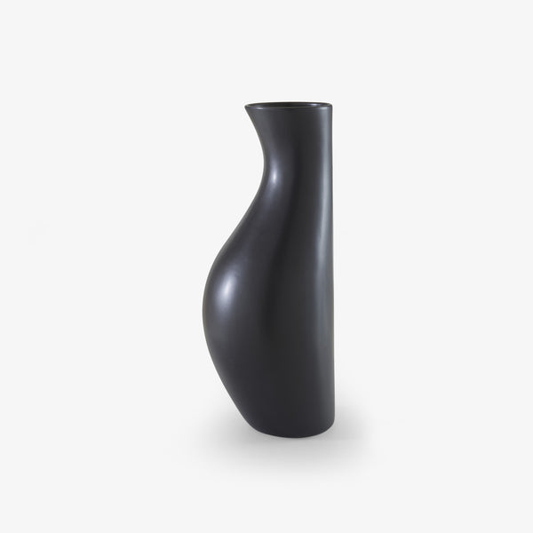 Wazon Hanbun — Ligne Roset, czarna ceramika, widok z boku, kształt organiczny