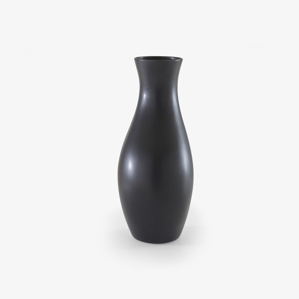 Wazon Hanbun — Ligne Roset, czarna ceramika, widok z boku, kształt organiczny