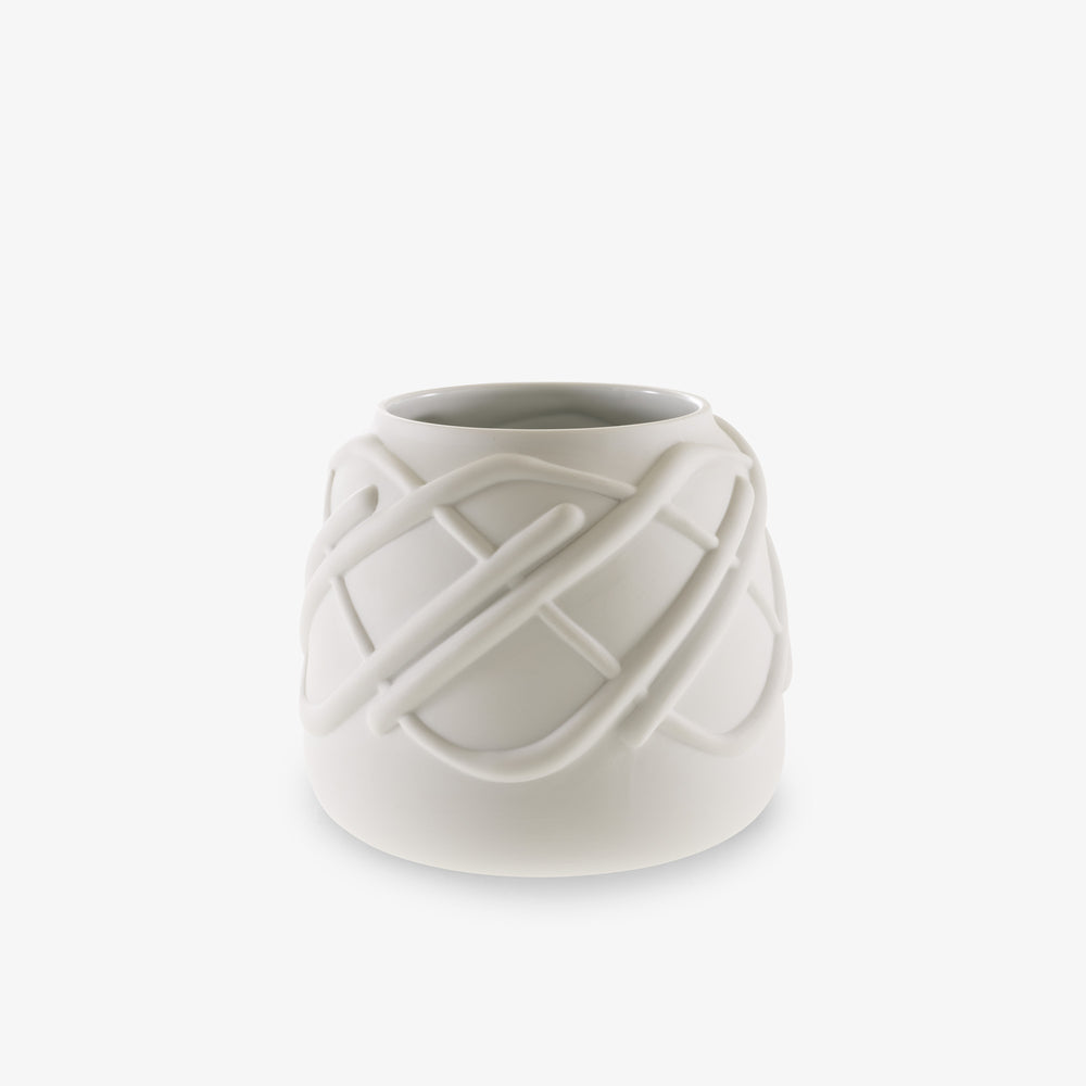 Wazon Dalva small — Ligne Roset, ceramika biała, relief geometryczny na powierzchni
