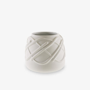 Wazon Dalva small — Ligne Roset, ceramika biała, relief geometryczny na powierzchni