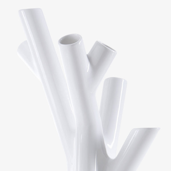 Roseau — zbliżenie gałęzi, struktura i detale białej ceramiki