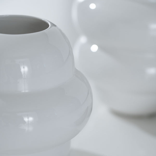 Propolis — detal glazury ceramicznej, refleksy światła na powierzchni