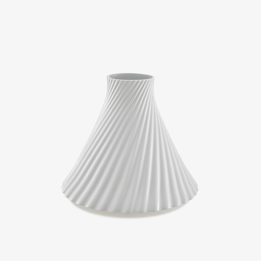 Wazon Twirl — Ligne Roset, biały porcelana, pionowe żeberka, widok z przodu