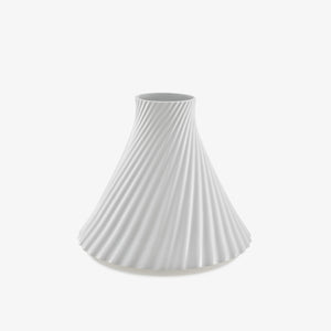 Wazon Twirl — Ligne Roset, biały porcelana, pionowe żeberka, widok z przodu