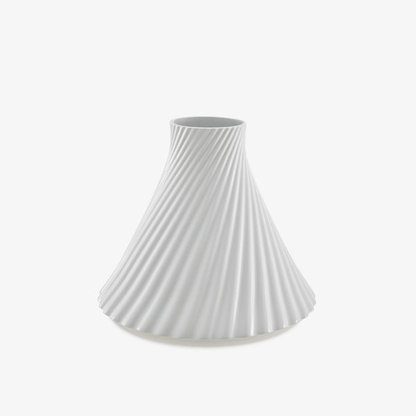 Wazon Twirl — Ligne Roset, biały porcelana, pionowe żeberka, widok z przodu