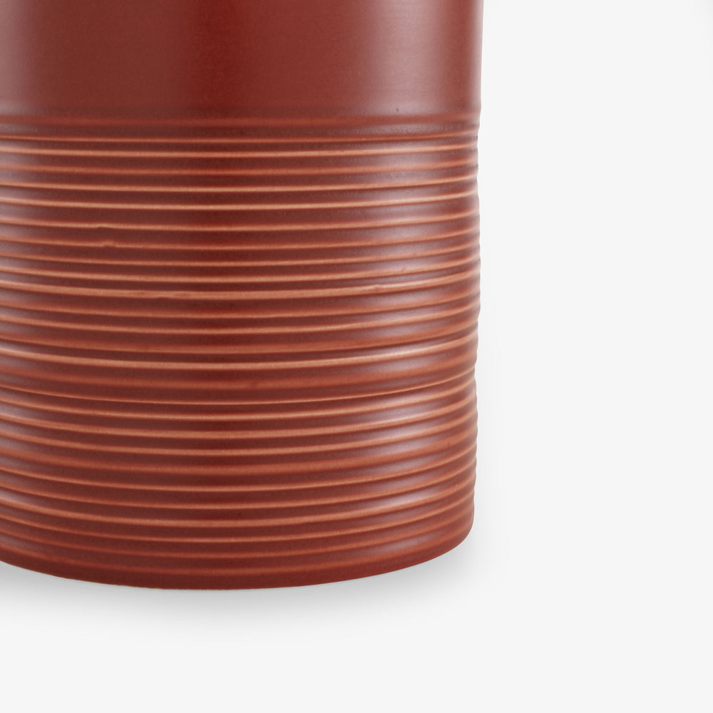 Wazon Empreintes small — Ligne Roset, ceramika w kolorze brique, widok z przodu