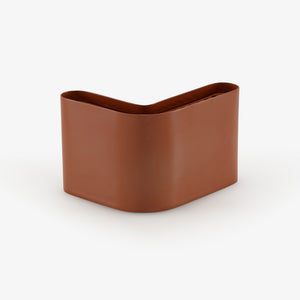 Wazon Architectural Vase medium — Ligne Roset, forma asymetryczna, kolor terakota, widok z przodu