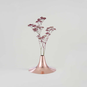 Gloss Copper — wazon z suchymi kwiatami, ujęcie z kwiatami w środku