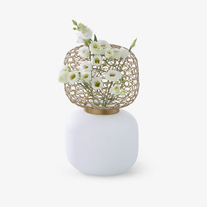 Wazon Jali brass — Ligne Roset, splot metalowy z mosiądzu, biała ceramiczna podstawa, białe kwiaty