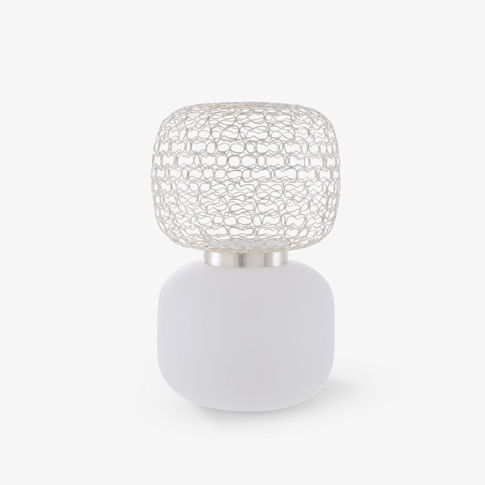 Wazon Jali Silver — Ligne Roset, splotkowa obudowa w kolorze srebrnym, podstawa mleczna, widok frontalny