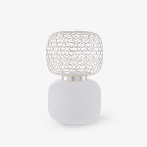 Wazon Jali Silver — Ligne Roset, splotkowa obudowa w kolorze srebrnym, podstawa mleczna, widok frontalny