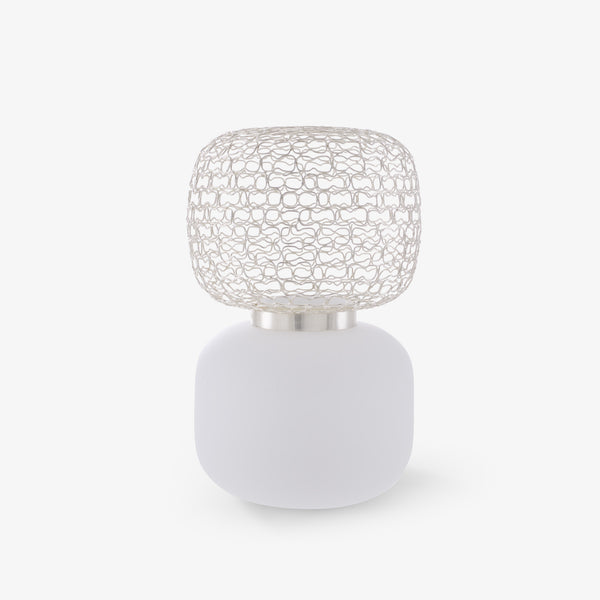 Wazon Jali Silver — Ligne Roset, splotkowa obudowa w kolorze srebrnym, podstawa mleczna, widok frontalny